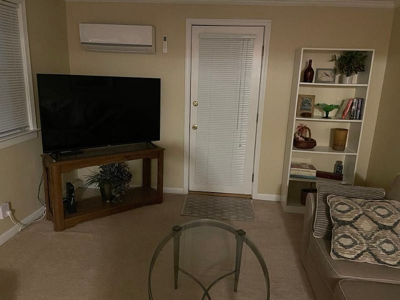Living room & Smart TV with internet connections (no cable)