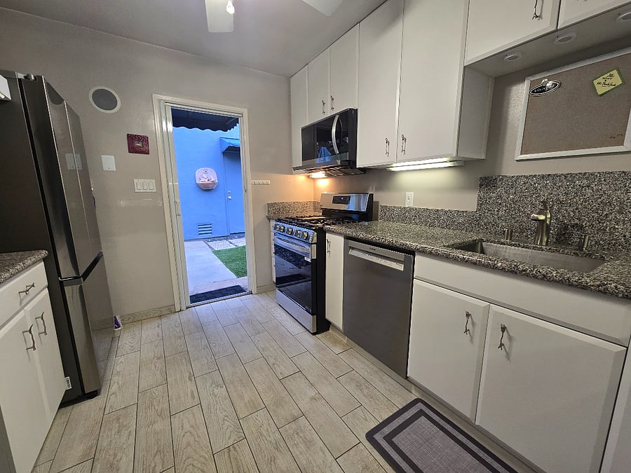 Kitchen with full size SS apliances and granite countertops.