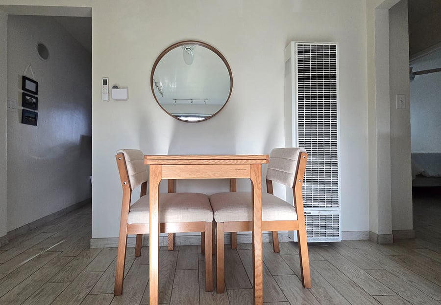 Dining table, expandable to 48 long table.
