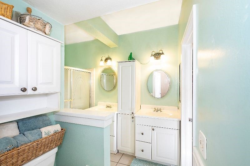 Dual sinks in bathroom