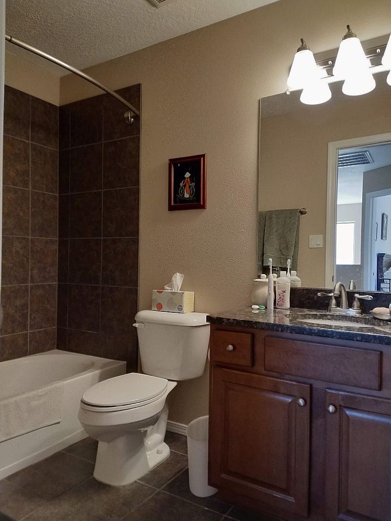 Shared bathroom (cleaned twice/week by Kristina)