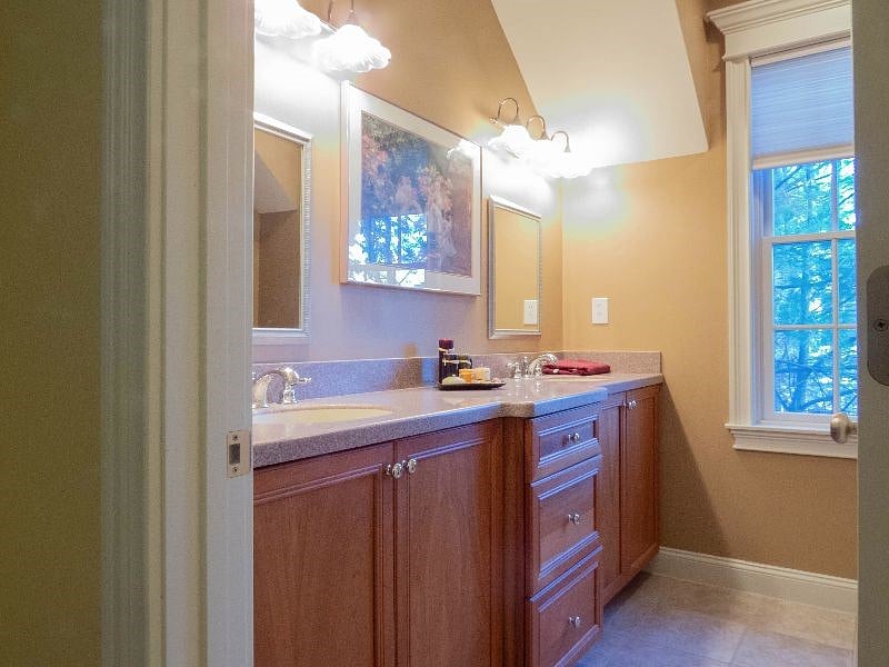 Shared bath, double sinks