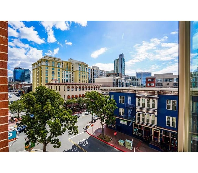 3-D tour. https://my.matterport.com/show/?m=6oN1RHNpdA5&mls=1
