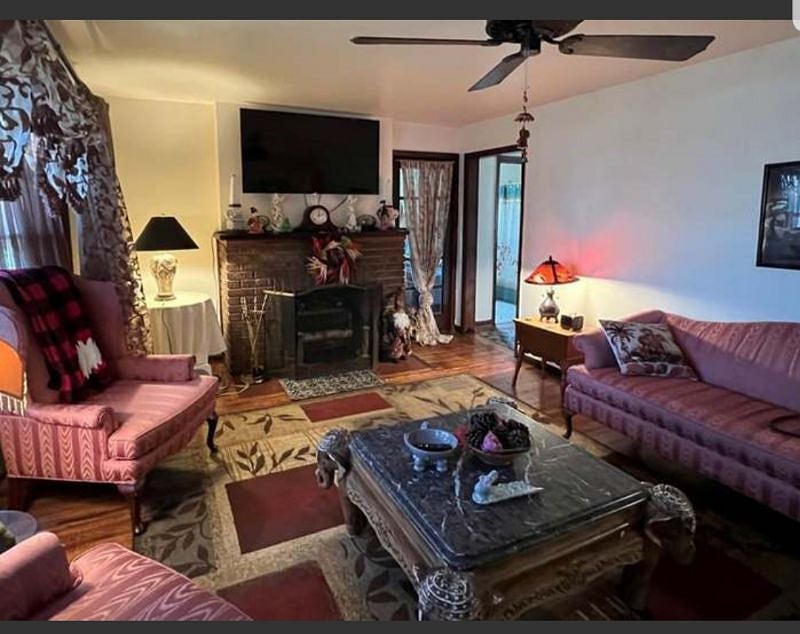 This is first floor appartment living room. There is no living room in upstairs apartment. 