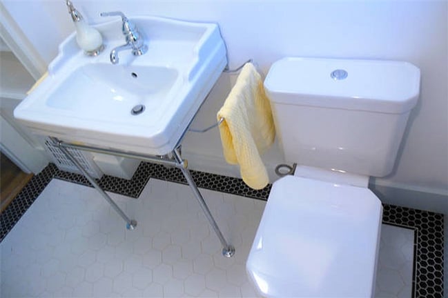 Cute sink and toilet match the theme