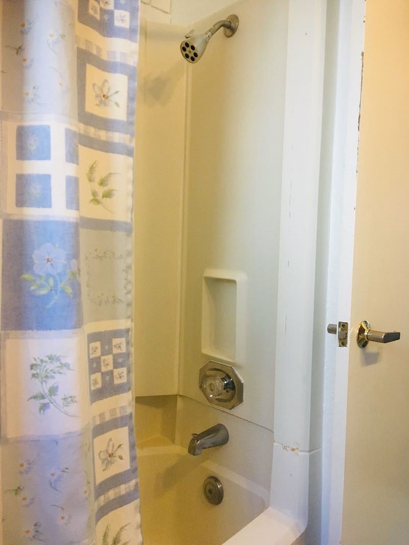 Shower/tub