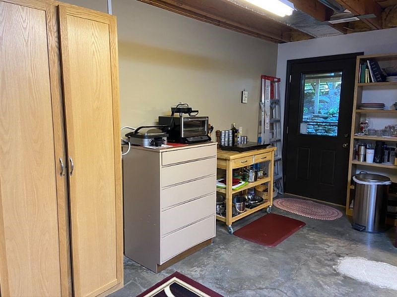 Kitchenette
Induction stovetop with toaster oven