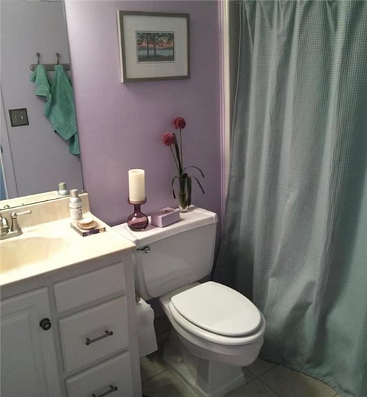 full bathroom in hallway