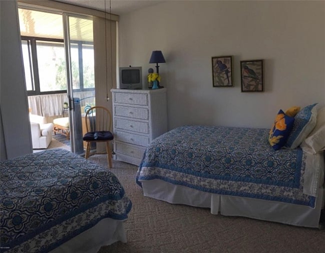 2nd bedroom w 2 twin beds that can be pushed together; has its own TV