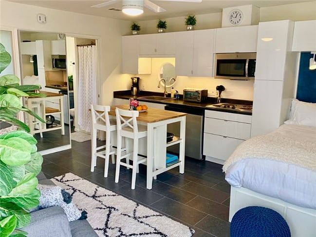 Well-appointed studio has lots of light, canyon, bay and ocean views and is centrally located.
