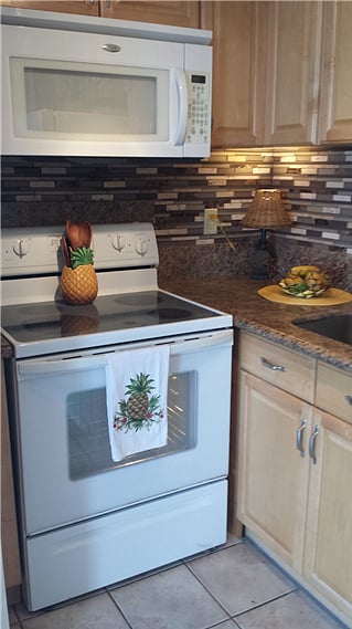 Full sized stove & microwave