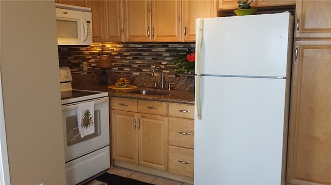 Kitchen w/full sized refrigerator