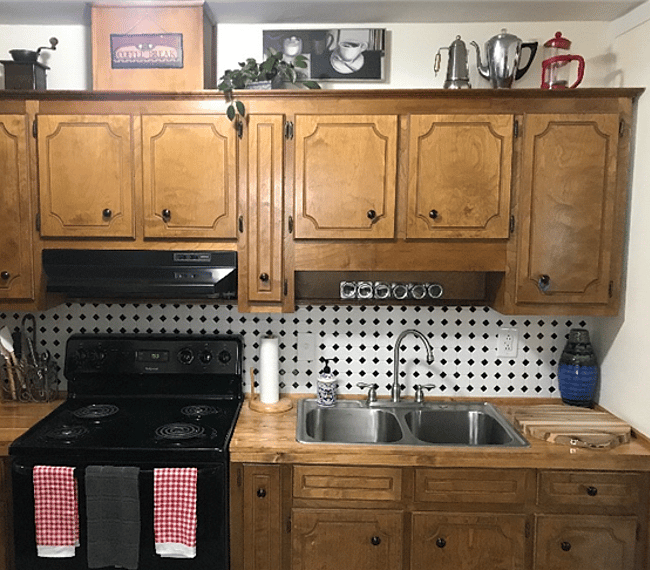 Kitchen fully equipped with cookware, glassware, blender etc