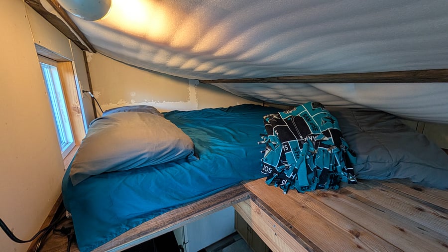 Queen bed & north window