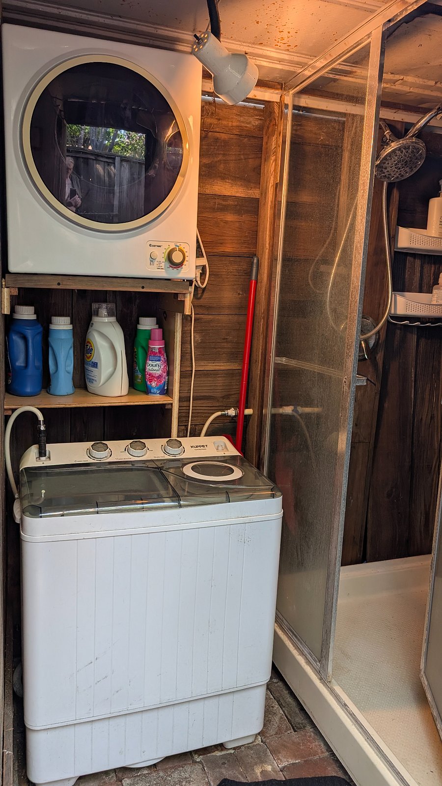 Shower 3'x5'
and laundry. Washer, spin dryer & electric dryer