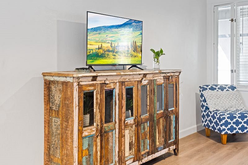 High-Def Smart TV to stream your favorite movies & shows (Hulu, Netflix, etc)
