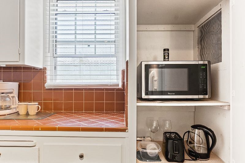 Fully stocked with kitchen appliances & supplies!
