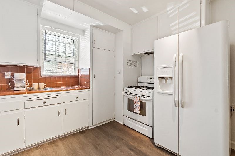 Fully Stocked Kitchen, Sink, & Counterspace for all your cooking needs!