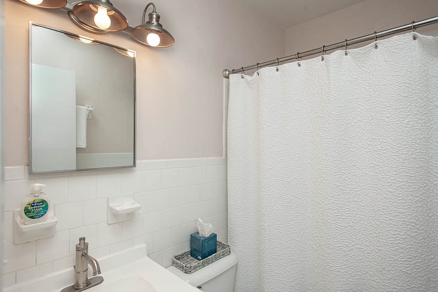 B: Bathroom with Tub/Shower