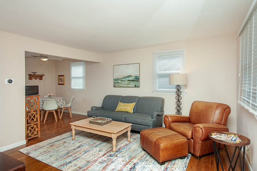 B: Large living iving room with flat screen TV.