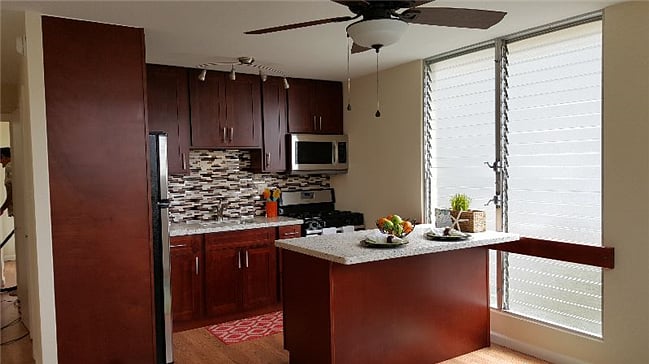 Kitchen w/ceiling fan, lots of light