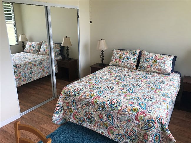 1st bedroom w/mirrored closet doors