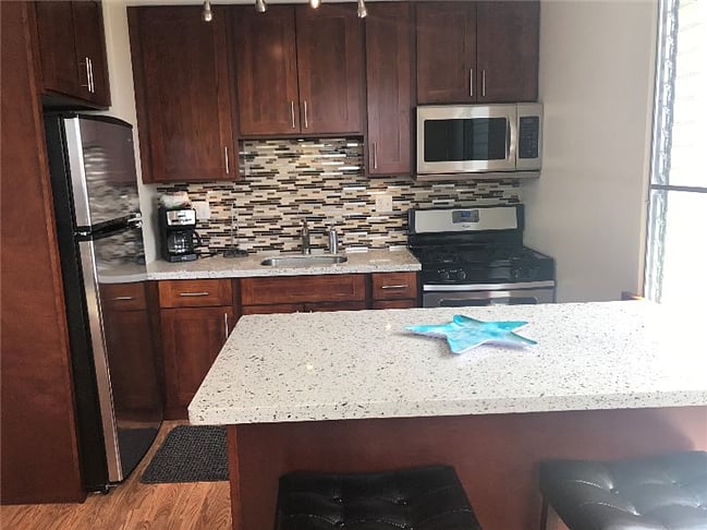 kitchen w/bar stools