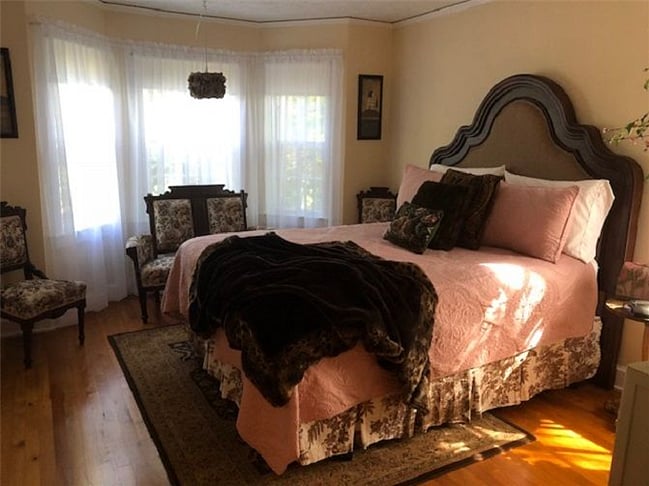 Bedroom One - Queen