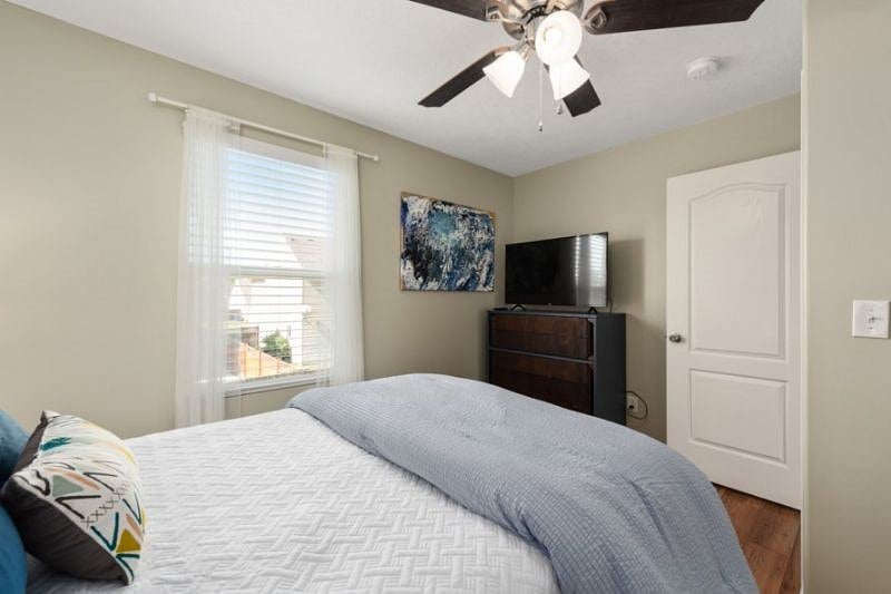 Bedroom 4 with full bed and 42" smart TV