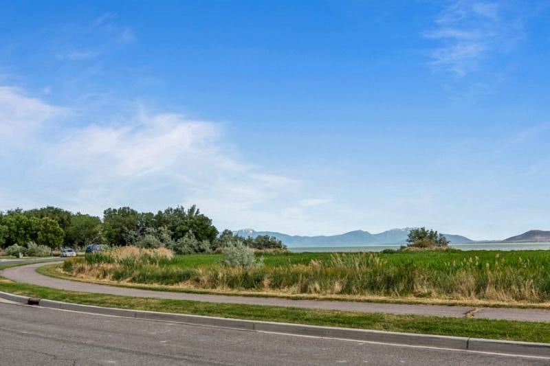 Lake side setting with parks, trails, and amazing views!