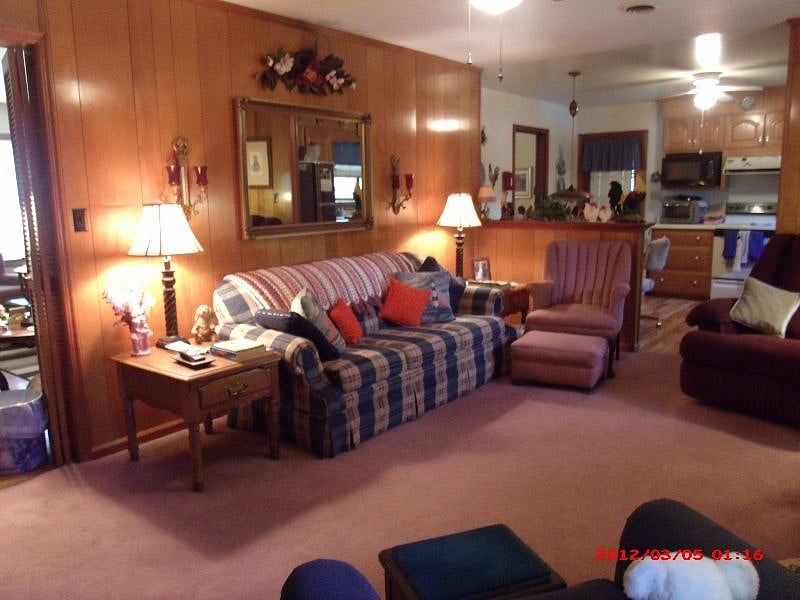 Family Room with Cable TV, Ceiling Fan, Gas Fireplace.(We do not use)
