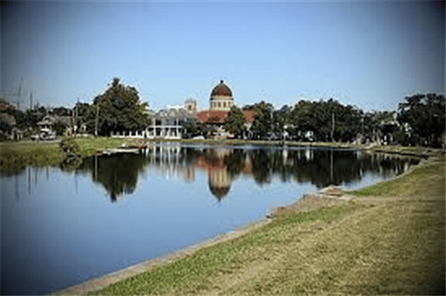 Beautiful walking paths around Bayou St. John right next to City Park. Bayou St John hosts many great events and so many activities. Only Walking distrance from The Cottage