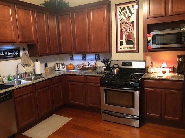 Love cooking with gas? Well here you go. Gas stove and oven