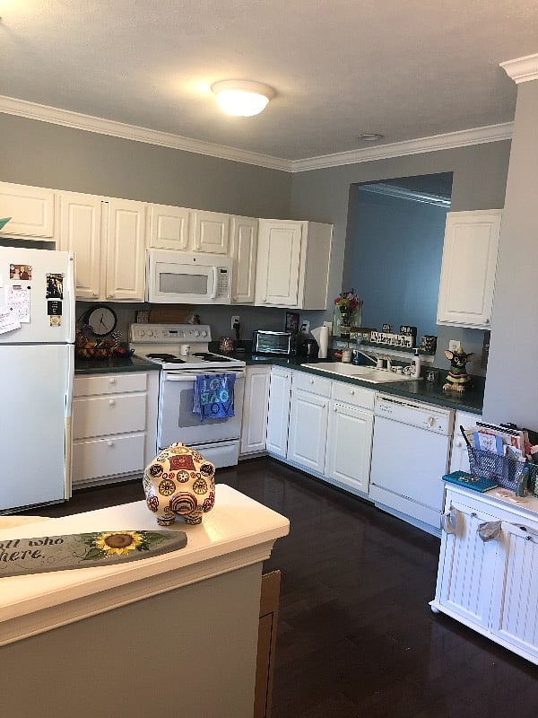 FULL KITCHEN