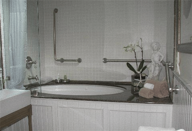 Spa bathroom/ jetted tub/shower, very spacious