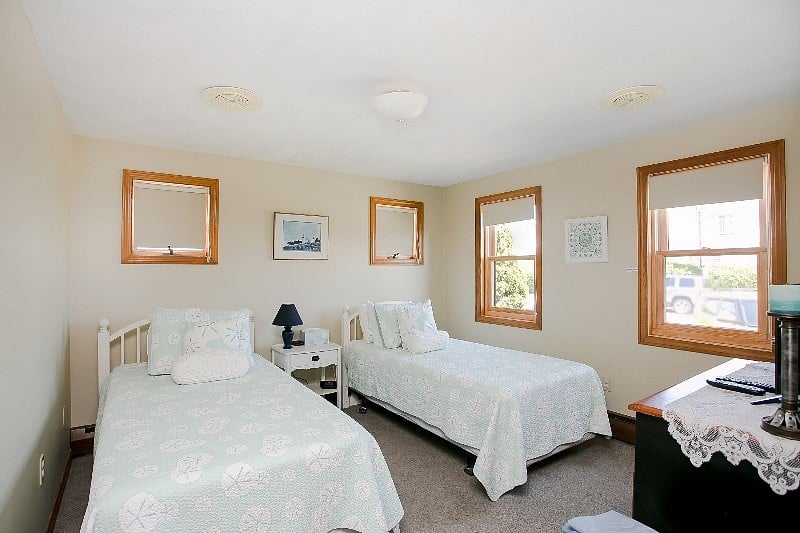 Twin bedroom