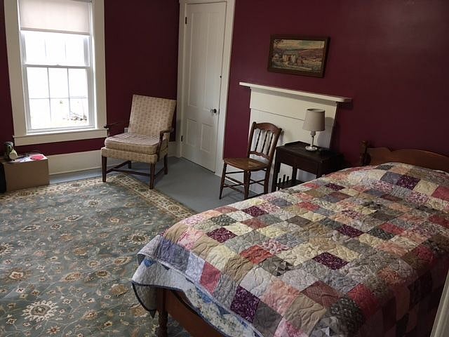 Bedroom: twin bed