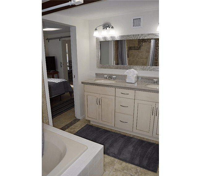 Master Bathroom
Double Vanity