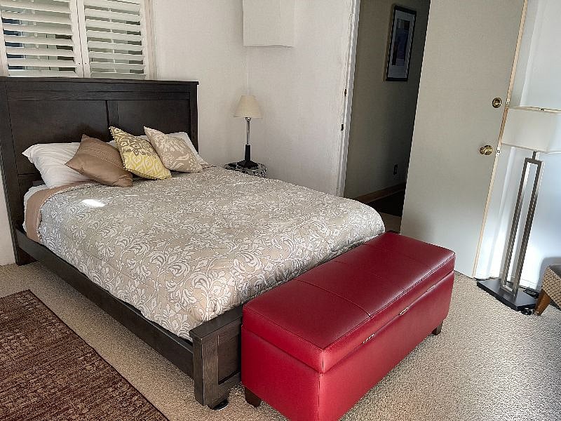 Queen bed, separate private entrance. Red Trunk for additional Storage