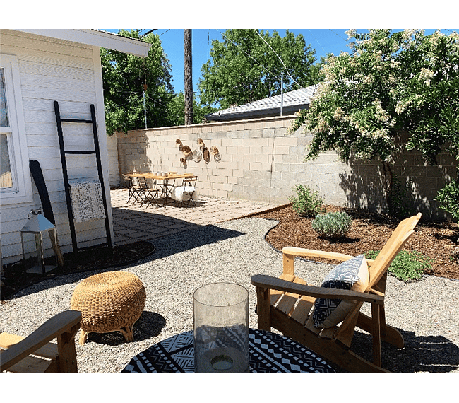 Al fresco dinners await on the spacious patio dining table for 6. Turn on the string lights at dusk, and let the subtle night vibes sink in. 