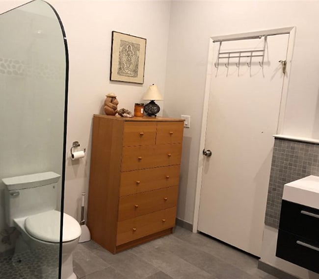 Zen bathroom with more storage space for towels.
