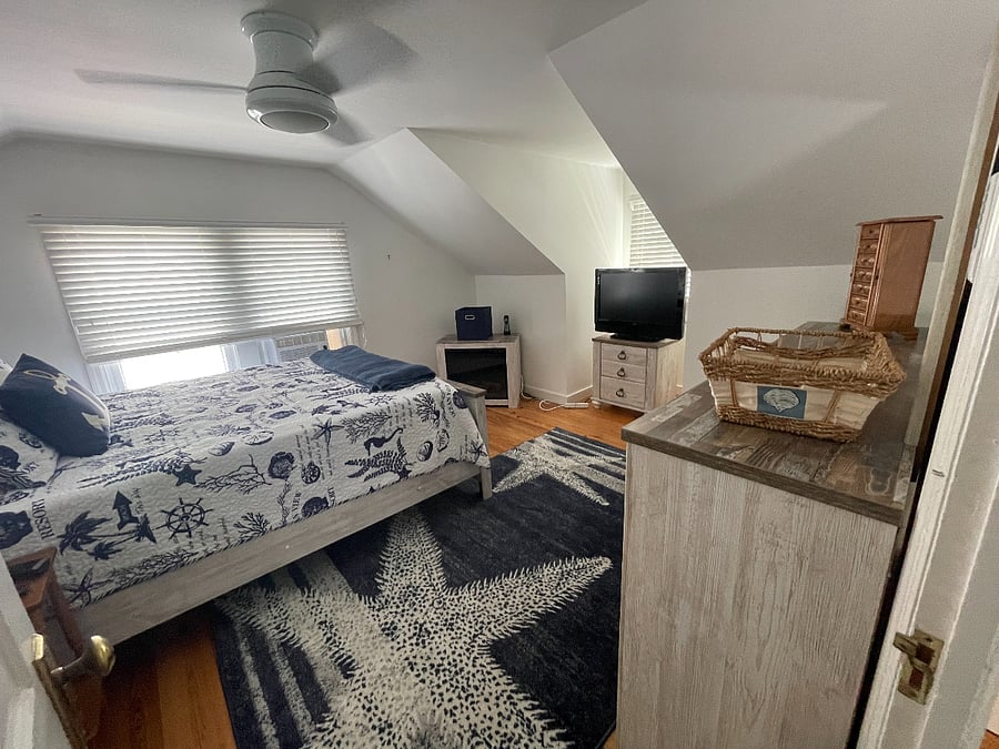 upstairs Queen bedroom with streaming TV (smart)
