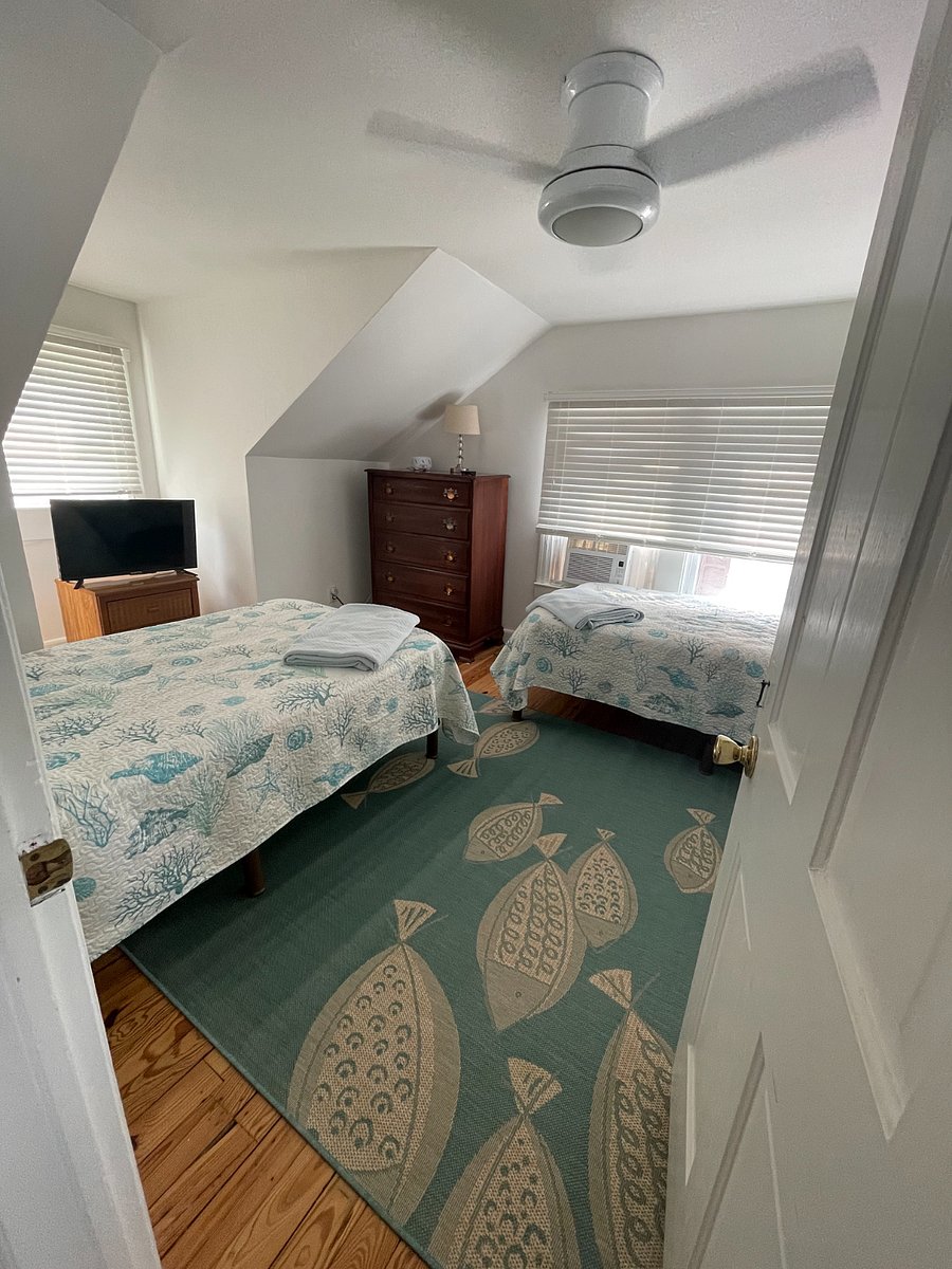upstairs twins bedroom with streaming TV (smart)
