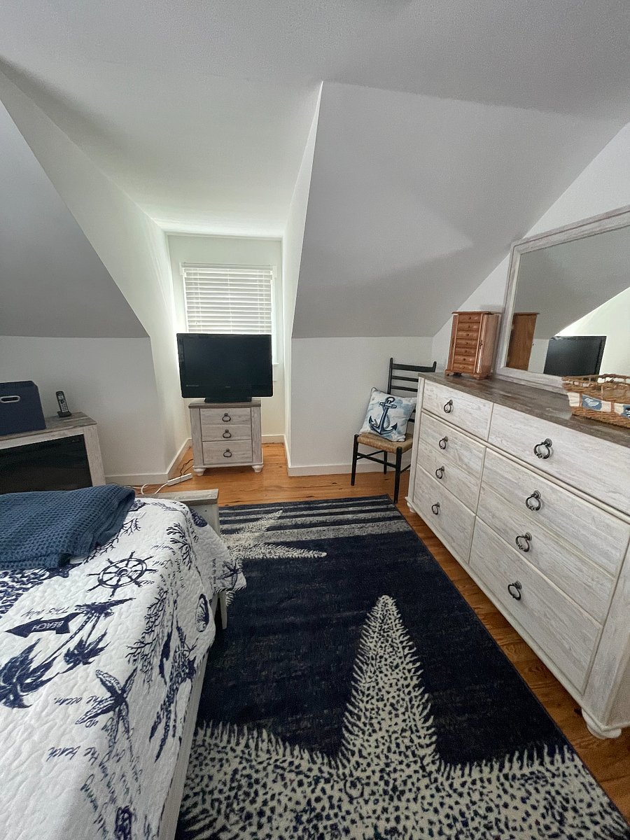 upstairs Queen bedroom with streaming TV (smart)