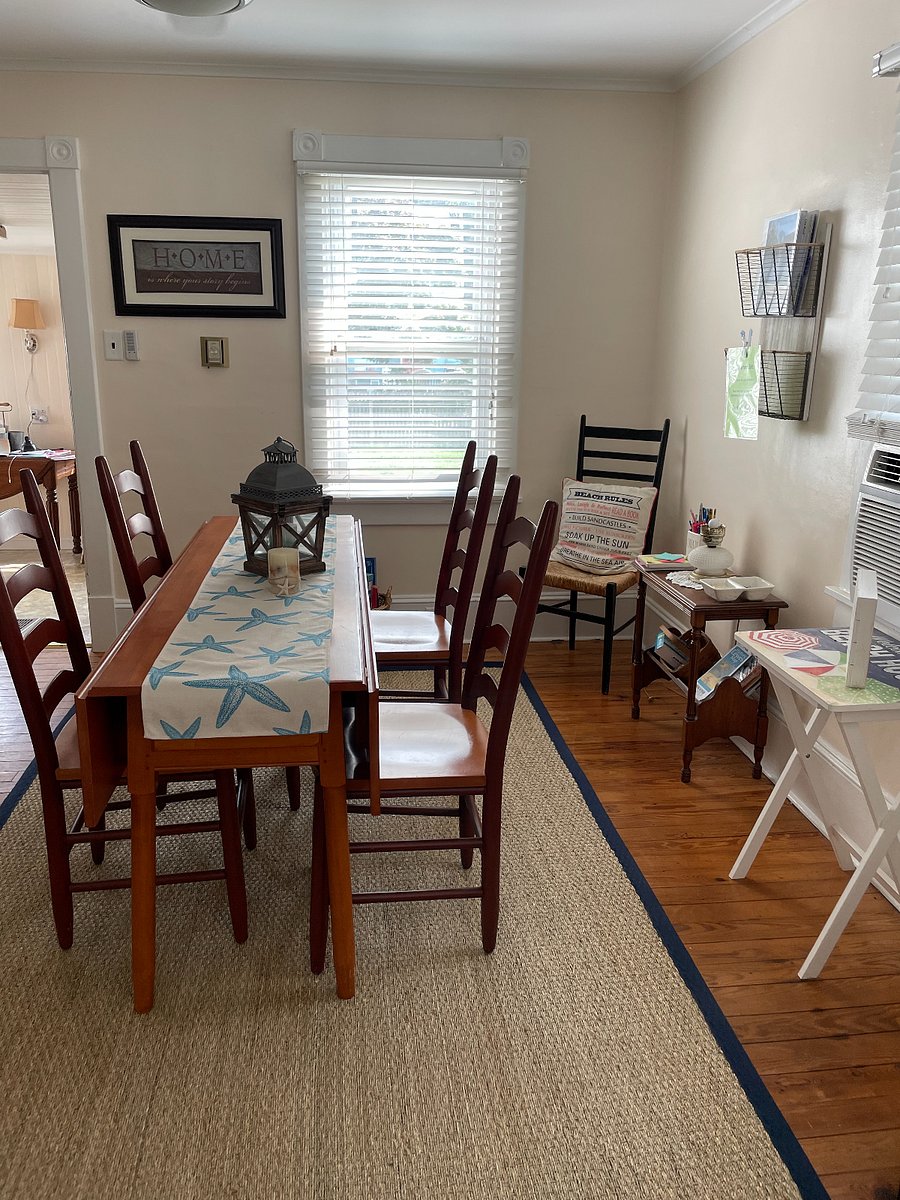 dining room seats 6