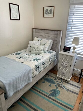 Downstairs twin Bedroom , TV with cable 