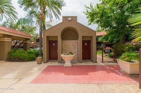 North pool, rinse area and bathrooms