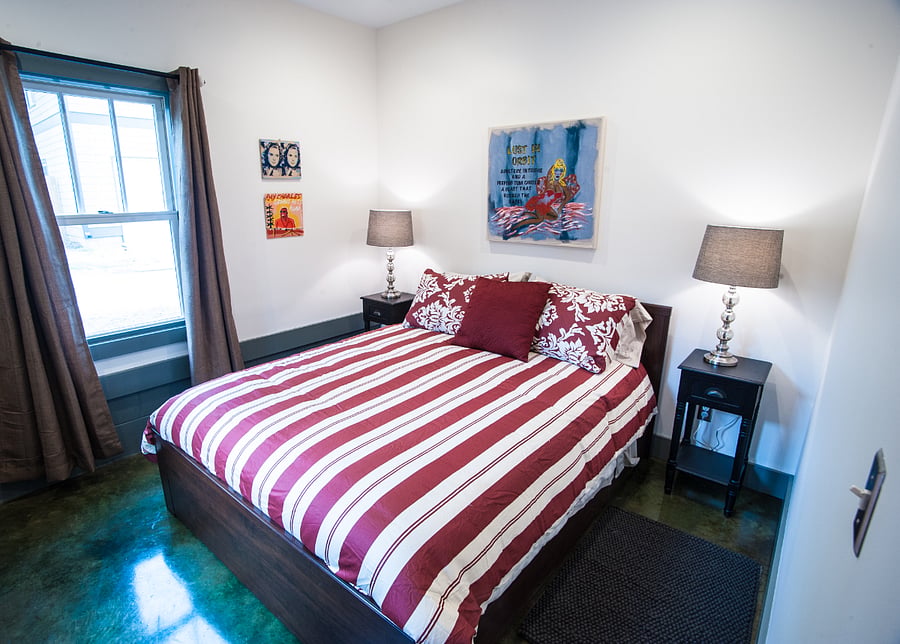 bedroom with queen bed