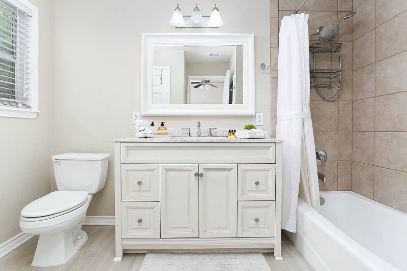 Master en-suite bathroom.