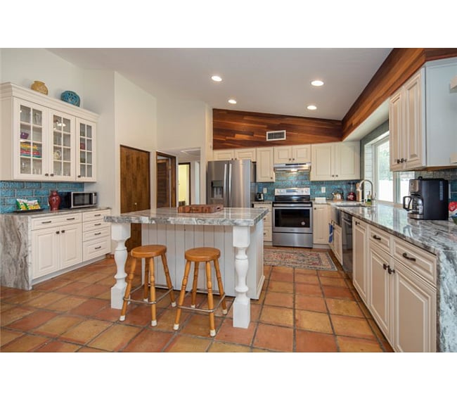 New and fully equipped kitchen
